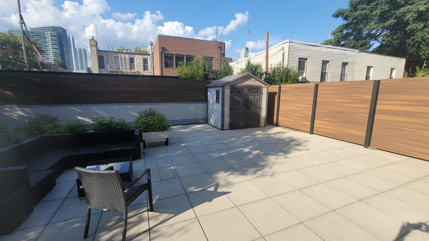 Long Island City porcelain paver rooftop with lounge seating and horizontal privacy screening