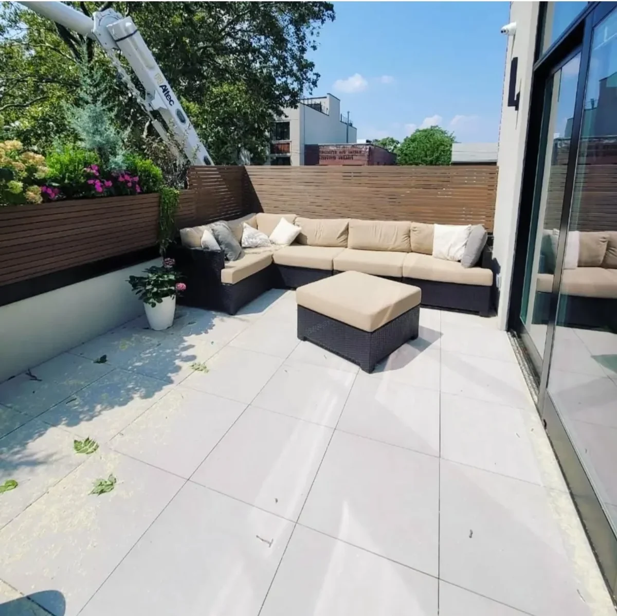 Porcelain terrace with lounge seating, integrated planters and wood privacy screening