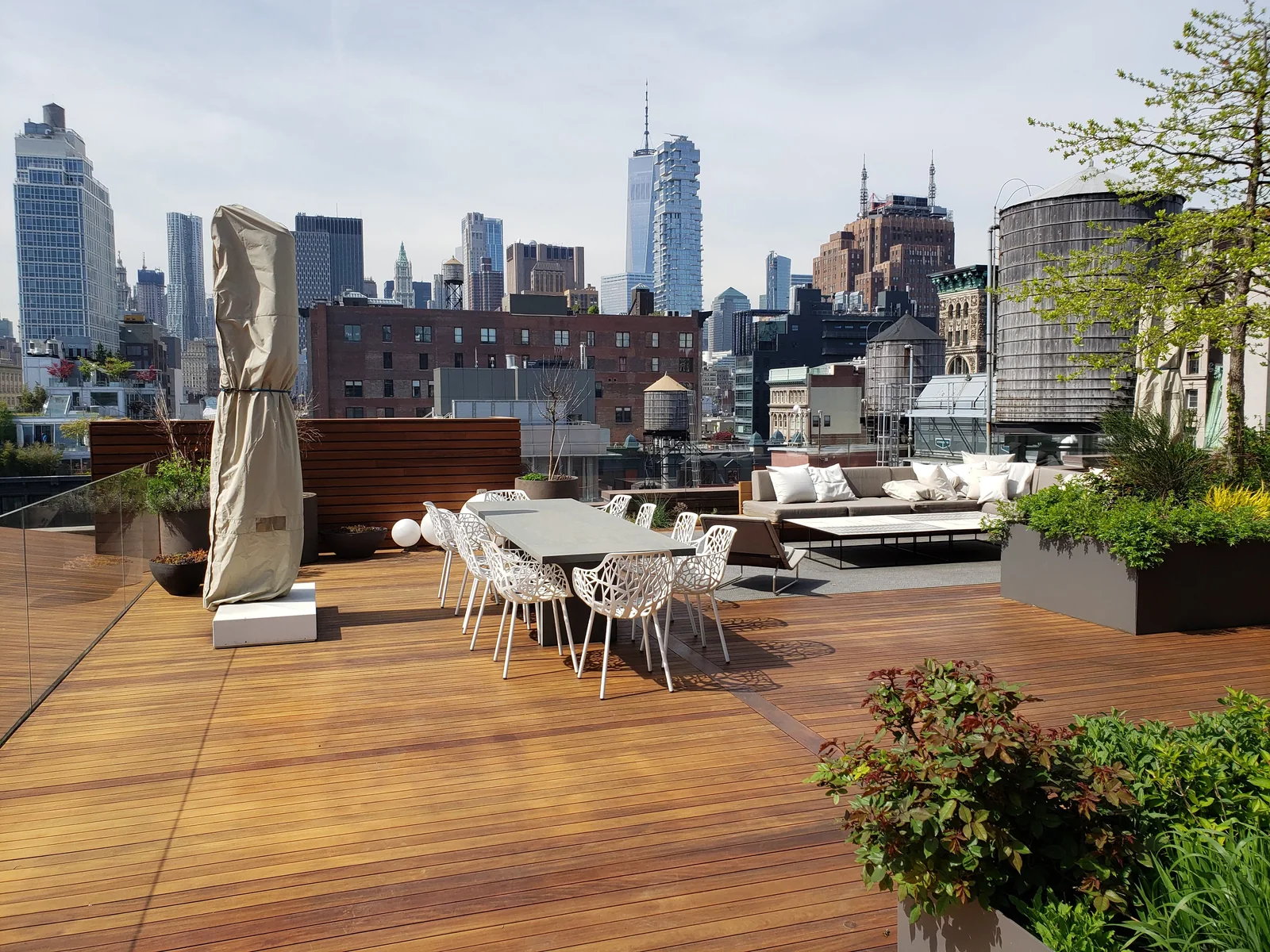 Rooftop dining hardwood deck by City Decks New York.